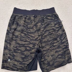 Men’s lululemon 7” shorts size M